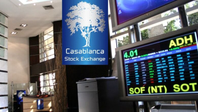 شاشة عرض إلكترونية توضح مؤشرات بورصة الدار البيضاء وهي تسجل انخفاضًا في نهاية تداولات يوم الخميس.