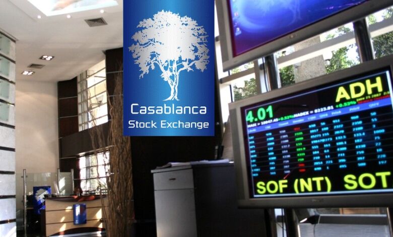 شاشة عرض إلكترونية توضح مؤشرات بورصة الدار البيضاء وهي تسجل انخفاضًا في نهاية تداولات يوم الخميس.