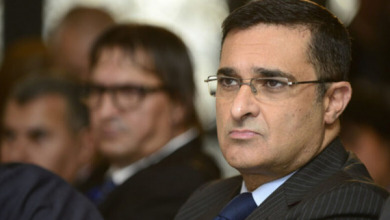 عبد الله الدامون: ماذا لو تم إنجاز مسلسل تلفزيوني مشوق حول فيصل العرايشي؟ أكيد أن هذا الرجل يستحق أكثر من مسلسل، وأكيد أنه يستحق أكثر من فيلم، وأكيد أنه يستحق أن تُسلّط عليه أضواء العام كلها لأنه “بطل” كبير. العرايشي كان يقال عنه منذ سنوات إنه “الرجل الذي قتل التلفزيون”، وتبين الآن أنه لم يقتل التلفزيون فقط، بل أيضا كفنه وواراه التراب، وإنا لله وإنا إليه راجعون. العرايشي دائما في قلب كل القضايا، وهو يشبه تماما الأبطال الخارقين في المسلسلات المكسيكية والتركية. وعندما كان عبد الإله بنكيران رئيس الحكومة، فإنه كان يشتكي من العرايشي مثل طفل يشتكي من معلم قاس.. وعندما ذهب بنكيران وجاء العثماني، فإنه لم يستطع حتى الشكوى، وكثير من الوزراء والمسؤولين الكبار لا يجرؤون على تحريك أصبع أمامه. حتى وزراء الاتصال المتعاقبين لم يستطيعوا الاقتراب من ضيعة العرايشي.. وهي ضيعة كبيرة، فيها ثماني قنوات بالتمام والكمال.. وتأثيرها لا يصل أنفها. كأن العرايشي هو رئيس الحكومة وليس أحدا غيره. وهو لا يسمح لأحد بالاقتراب من ممكلته السعيدة، مملكة التلفزيون التي يبدو أنه تمت خصخصتها في اسمه، ومن يقترب من حدودها سيجد في انتظاره الكثير من المفاجآت. العرايشي يستحق أن يكون فعلا بطلا لمسلسل من ألف حلقة لأنه رجل استثنائي في تلفزيون استثنائي في بلد استثنائي. إنه رجل يصنع الأغنياء بإشارة واحدة من يده. إنه يمنح خمسة ملايير لهذا، وثلاثة لذلك، ومليار ونصف لفلان، ومليارين لفرتلان، وكأنه يفرق أموال علي بابا التي وجدها في المغارة وليس أموال المغاربة التي تُقتطع من أرزاقهم. لو أن في هذه البلاد كتاب سيناريو حقيقيين لبدؤوا من الآن كتابة سيناريو مطول جدا حول البطل الخارق فيصل العرايشي، الرجل المقدس الذي يبذّر أموال المغاربة ذات اليمين وذات الشمال ولا يستطيع أحد الاقتراب منه أو محاسبته. العرايشي صار اليوم رمزا تلفزيونيا شهيرا، أكثر شهرة من أبطال الأفلام والمسلسلات الرديئة التي يبثها في تلفزيونه. إنه الرجل الذي لم يقتل التلفزيون فقط، بل قتل آمل المغاربة في إعلام حقيقي. إنه رجل تولى منصبه الحالي قبل أزيد من 12 سنة، وهو إلى اليوم لا يزال في نفس المكان، لأن المغرب لا يوجد فيه رجل واحد يمكن أن يتحمل مسؤولية التلفزيون غير فيصل العرايشي. إنه بساطة الرجل الملهم المبدع الخارق، إنه السوبرمان الذي خرق كل قواعد اللعب وصار شبيها بالحاكم المطلق. يجلس المغاربة أمام التلفزيون ويتفرجون على سلسلات فكاهية أو حزينة أو أي شيء، تارة يضحكون وتارة يوشكون على البكاء، وهذا ما ينطبق عليه تمام الحكمة القائلة “ضحك حتى البكاء”، لأن كل تلك الملايير التي يتم تبذيرها على أعمال تلفزيونية تافهة، خرجت من جيوب المغاربة المساكين، الذين يتفرجون على ضياعها وهم لا يعرفون هل يضحكون أم يبكون. والمثير أن العرايشي قال قبل بضعة أسابيع إنه أول من كتب السيتكومات في المغرب، وأن ما يبث حاليا في التلفزيون لا يرقى إلى الجودة التي يريدها. لكن الأخ فيصل نسي أن يضع بعض سيناريوهاته الثمينة في خدمة المخرجين، وأكثر من هذا فإنه ينسى الاعتذار عن مئات الملايير التي تم تبذيرها على أعمال تلفزيونية تافهة فنيا. في بلدان العالم يوجد أغنياء وصلوا إلى ما هم عليه بطرق مختلفة، هناك الذين استغلوا عرق عمالهم، وهناك الذين اغتنوا بالمخدرات والممنوعات، وهناك المضاربين في البورصة، وهناك أغنياء الحرب ومحتكرو السلع، وهناك اللصوص ومختلسو الميزانيات، وهناك أصناف كثيرة، لكن المغرب يضم، بالإضافة إلى الأصناف السابق ذكرها، يضم صنفا آخر من أغنياء الصدفة، وهم أغنياء التلفزيون، أي الذين جمعوا الملايير في رمشة عين مقابل لا شيء. ملايير ذهبت سدى في أعمال فشلت في انتزاع ولو ابتسامة من فم الناس، ذهبت ملايير كثيرة في قنوات يجب أن يُفتح القضاء حولها تحقيقا جديا. المغاربة سمعوا خلال العقود الماضية كلاما كثيرا عن أوجه الفساد، سمعوا عن العمولات والتهرب الضريبي ونهب الميزانيات واختلاس صناديق المؤسسات العمومية والخاصة، وإفراغ صناديق التقاعد والضمان الاجتماعي من آخر فلس، ودفع أبناك معروفة لحافة الإفلاس، وتقديم قروض ضخمة لمحظيين لا يرجعونها أبدا.. وأشياء كثيرة أخرى، لكنهم الآن يسمعون عن نوع جديد من الفساد، الفساد التلفزيوني… لكنه فساد لم يتم بعد اقتحام مغارته.. ونتمنى أن يتم ذلك قريبا.. قريبا جدا.