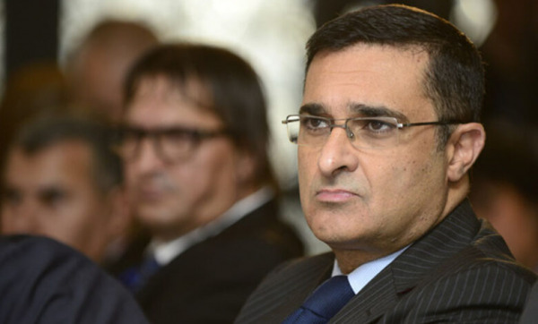 عبد الله الدامون: ماذا لو تم إنجاز مسلسل تلفزيوني مشوق حول فيصل العرايشي؟ أكيد أن هذا الرجل يستحق أكثر من مسلسل، وأكيد أنه يستحق أكثر من فيلم، وأكيد أنه يستحق أن تُسلّط عليه أضواء العام كلها لأنه “بطل” كبير. العرايشي كان يقال عنه منذ سنوات إنه “الرجل الذي قتل التلفزيون”، وتبين الآن أنه لم يقتل التلفزيون فقط، بل أيضا كفنه وواراه التراب، وإنا لله وإنا إليه راجعون. العرايشي دائما في قلب كل القضايا، وهو يشبه تماما الأبطال الخارقين في المسلسلات المكسيكية والتركية. وعندما كان عبد الإله بنكيران رئيس الحكومة، فإنه كان يشتكي من العرايشي مثل طفل يشتكي من معلم قاس.. وعندما ذهب بنكيران وجاء العثماني، فإنه لم يستطع حتى الشكوى، وكثير من الوزراء والمسؤولين الكبار لا يجرؤون على تحريك أصبع أمامه. حتى وزراء الاتصال المتعاقبين لم يستطيعوا الاقتراب من ضيعة العرايشي.. وهي ضيعة كبيرة، فيها ثماني قنوات بالتمام والكمال.. وتأثيرها لا يصل أنفها. كأن العرايشي هو رئيس الحكومة وليس أحدا غيره. وهو لا يسمح لأحد بالاقتراب من ممكلته السعيدة، مملكة التلفزيون التي يبدو أنه تمت خصخصتها في اسمه، ومن يقترب من حدودها سيجد في انتظاره الكثير من المفاجآت. العرايشي يستحق أن يكون فعلا بطلا لمسلسل من ألف حلقة لأنه رجل استثنائي في تلفزيون استثنائي في بلد استثنائي. إنه رجل يصنع الأغنياء بإشارة واحدة من يده. إنه يمنح خمسة ملايير لهذا، وثلاثة لذلك، ومليار ونصف لفلان، ومليارين لفرتلان، وكأنه يفرق أموال علي بابا التي وجدها في المغارة وليس أموال المغاربة التي تُقتطع من أرزاقهم. لو أن في هذه البلاد كتاب سيناريو حقيقيين لبدؤوا من الآن كتابة سيناريو مطول جدا حول البطل الخارق فيصل العرايشي، الرجل المقدس الذي يبذّر أموال المغاربة ذات اليمين وذات الشمال ولا يستطيع أحد الاقتراب منه أو محاسبته. العرايشي صار اليوم رمزا تلفزيونيا شهيرا، أكثر شهرة من أبطال الأفلام والمسلسلات الرديئة التي يبثها في تلفزيونه. إنه الرجل الذي لم يقتل التلفزيون فقط، بل قتل آمل المغاربة في إعلام حقيقي. إنه رجل تولى منصبه الحالي قبل أزيد من 12 سنة، وهو إلى اليوم لا يزال في نفس المكان، لأن المغرب لا يوجد فيه رجل واحد يمكن أن يتحمل مسؤولية التلفزيون غير فيصل العرايشي. إنه بساطة الرجل الملهم المبدع الخارق، إنه السوبرمان الذي خرق كل قواعد اللعب وصار شبيها بالحاكم المطلق. يجلس المغاربة أمام التلفزيون ويتفرجون على سلسلات فكاهية أو حزينة أو أي شيء، تارة يضحكون وتارة يوشكون على البكاء، وهذا ما ينطبق عليه تمام الحكمة القائلة “ضحك حتى البكاء”، لأن كل تلك الملايير التي يتم تبذيرها على أعمال تلفزيونية تافهة، خرجت من جيوب المغاربة المساكين، الذين يتفرجون على ضياعها وهم لا يعرفون هل يضحكون أم يبكون. والمثير أن العرايشي قال قبل بضعة أسابيع إنه أول من كتب السيتكومات في المغرب، وأن ما يبث حاليا في التلفزيون لا يرقى إلى الجودة التي يريدها. لكن الأخ فيصل نسي أن يضع بعض سيناريوهاته الثمينة في خدمة المخرجين، وأكثر من هذا فإنه ينسى الاعتذار عن مئات الملايير التي تم تبذيرها على أعمال تلفزيونية تافهة فنيا. في بلدان العالم يوجد أغنياء وصلوا إلى ما هم عليه بطرق مختلفة، هناك الذين استغلوا عرق عمالهم، وهناك الذين اغتنوا بالمخدرات والممنوعات، وهناك المضاربين في البورصة، وهناك أغنياء الحرب ومحتكرو السلع، وهناك اللصوص ومختلسو الميزانيات، وهناك أصناف كثيرة، لكن المغرب يضم، بالإضافة إلى الأصناف السابق ذكرها، يضم صنفا آخر من أغنياء الصدفة، وهم أغنياء التلفزيون، أي الذين جمعوا الملايير في رمشة عين مقابل لا شيء. ملايير ذهبت سدى في أعمال فشلت في انتزاع ولو ابتسامة من فم الناس، ذهبت ملايير كثيرة في قنوات يجب أن يُفتح القضاء حولها تحقيقا جديا. المغاربة سمعوا خلال العقود الماضية كلاما كثيرا عن أوجه الفساد، سمعوا عن العمولات والتهرب الضريبي ونهب الميزانيات واختلاس صناديق المؤسسات العمومية والخاصة، وإفراغ صناديق التقاعد والضمان الاجتماعي من آخر فلس، ودفع أبناك معروفة لحافة الإفلاس، وتقديم قروض ضخمة لمحظيين لا يرجعونها أبدا.. وأشياء كثيرة أخرى، لكنهم الآن يسمعون عن نوع جديد من الفساد، الفساد التلفزيوني… لكنه فساد لم يتم بعد اقتحام مغارته.. ونتمنى أن يتم ذلك قريبا.. قريبا جدا.