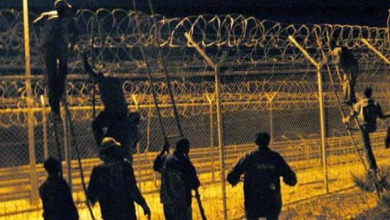 تسلق السياج الحديدي بين الناظور ومليلية | MCG24 تسلق السياج الحديدي بين الناظور ومليلية
