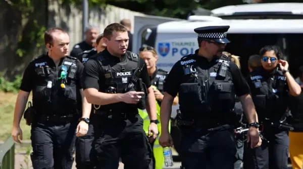 شرطة مكافحة الإرهاب البريطانية توقف ثلاثة أشخاص بعد مقتل شخص بانفجار سيارة