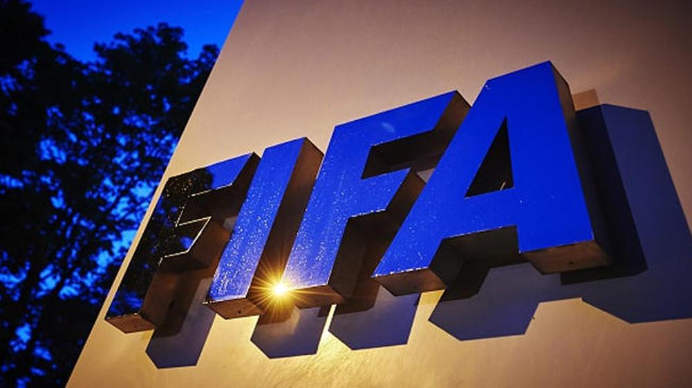 "شعار فيفا مع خلفية قانونية ترمز لدبلوم قانون كرة القدم 2026"