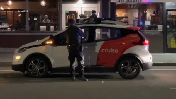شرطي في سان فرانسيسكو يوقف سيارة... بلا سائق