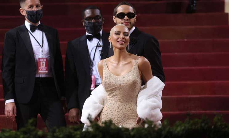 كارداشيان متهمة بالتسبب بأضرار في فستان لمارلين مونرو ارتدته خلال "ميت غالا"