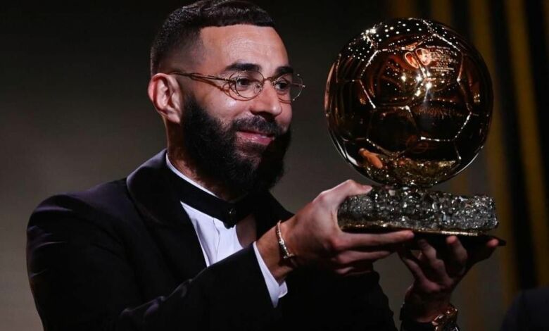 الفرنسي كريم بنزيمة يحرز الكرة الذهبية لأفضل لاعب لسنة 2022