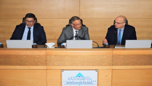 الوزير المنتدب لدى وزيرة الاقتصاد والمالية، المكلف بالميزانية، فوزي لقجع، والمدير الإقليمي للبنك الدولي في المغرب العربي ومالطا، جيسكو هنتشل