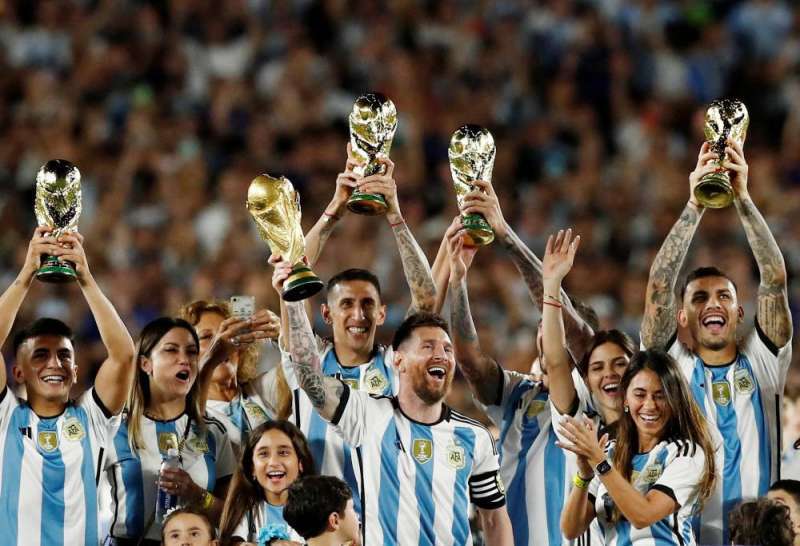 احتفال أرجنتيني صاخب بالمونديال يشهد هدفا تاريخيا لميسي