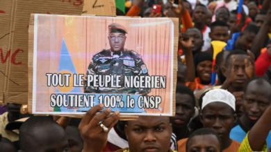 الآلاف يتظاهرون في النيجر دعما للانقلاب غداة الإعلان عن فترة انتقالية