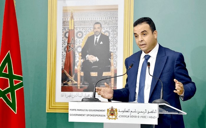 الوزير مصطفى بايتاس خلال ندوة صحفية يعلن تفاصيل التعويضات الجديدة للأطفال من الرابع إلى السادس.