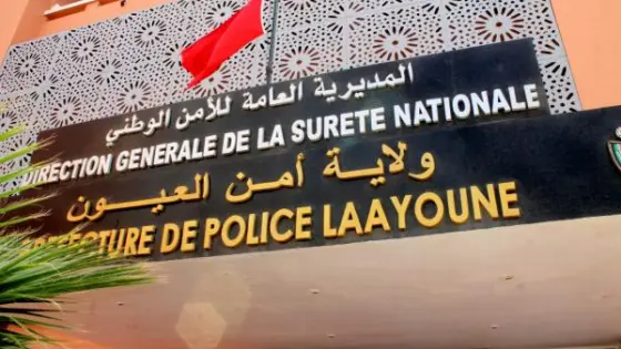 سيدة أثناء تسجيل مقطع فيديو تتهم فيه أمن العيون بعدم التفاعل مع شكاياتها، قبل أن تؤكد السلطات أنها تعاني من اضطرابات نفسية