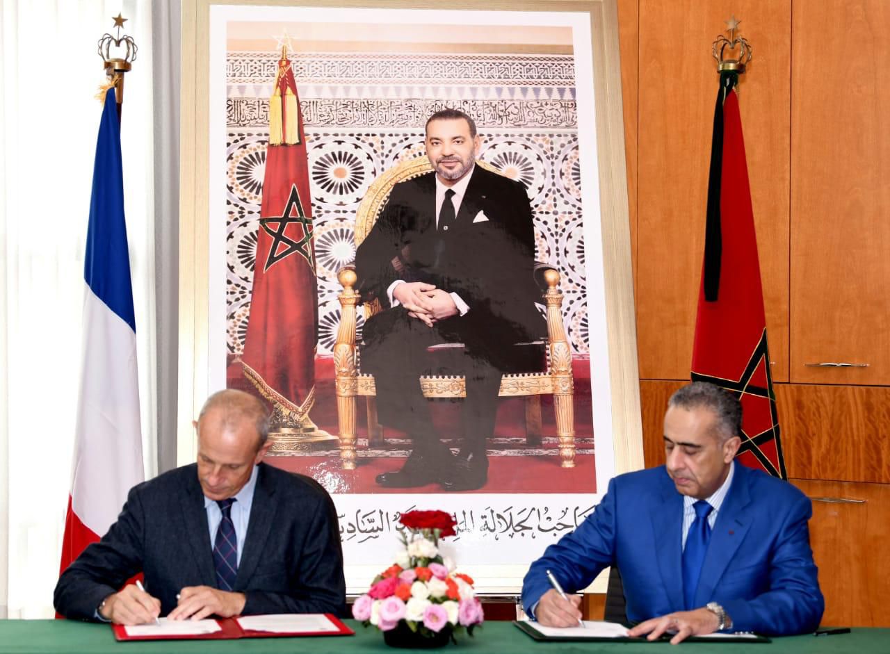 عبد اللطيف حموشي وبونوا لوكلير أثناء توقيع اتفاقية شراكة بين الأمن الوطني المغربي وتجمع شركات التأمين الفرنسية "ARGOS" في الرباط.