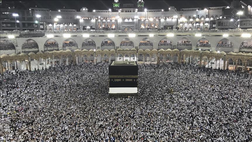 معتمرون من مختلف الجنسيات يؤدون مناسك العمرة في المسجد الحرام بعد قرار السعودية السماح بها لكل حاملي التأشيرات