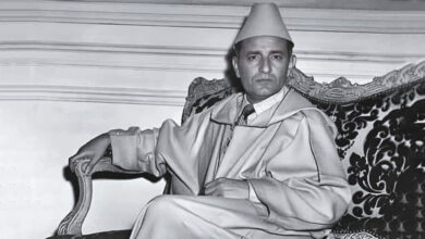 الملك محمد الخامس جالس على عرشه في فترة الاستقلال