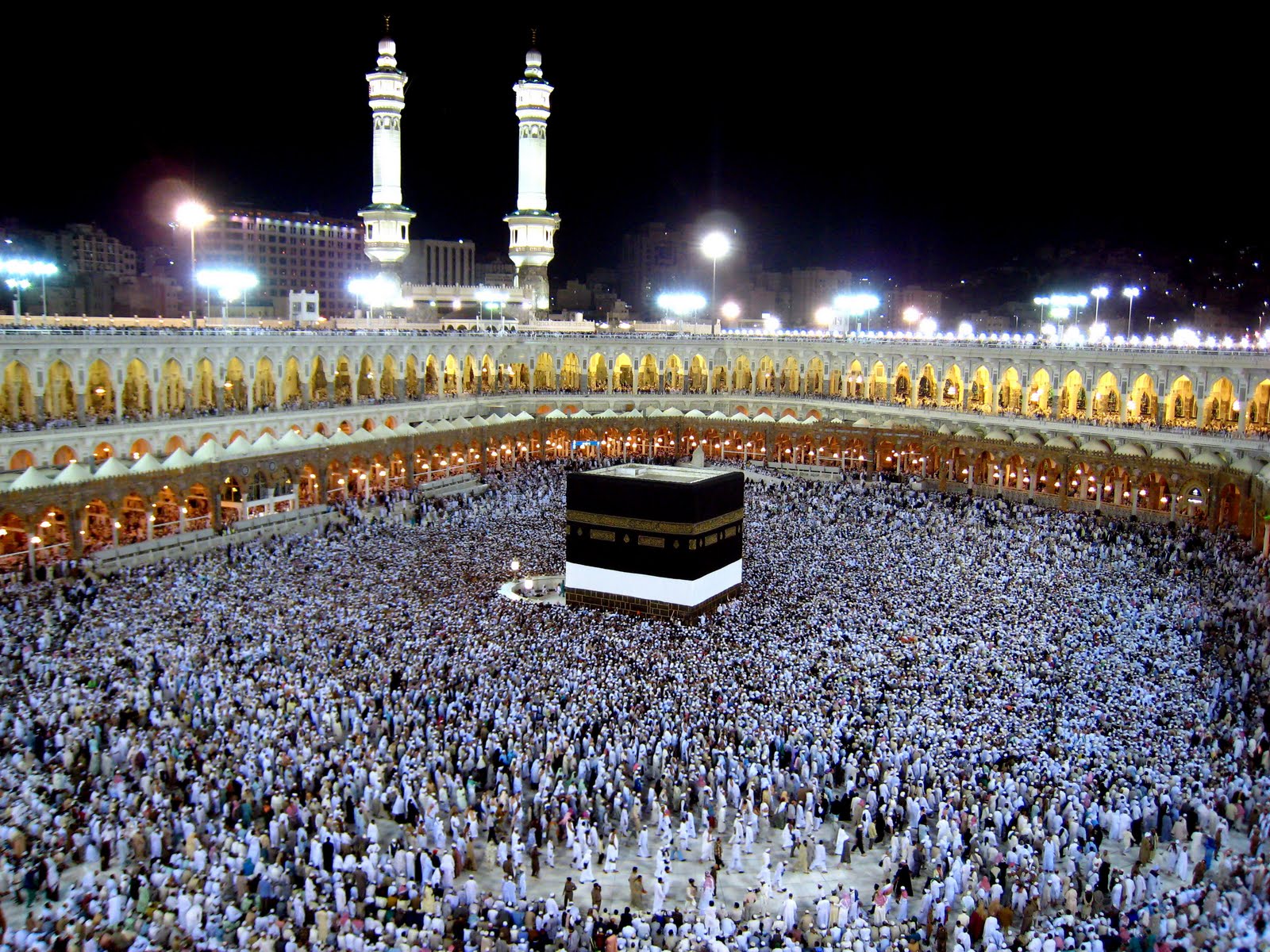 صورة للكعبة اثناء الحج توضح الحجاج يقومون بالتسجيل الإلكتروني لموسم الحج 1448هـ