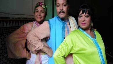 عبد الله فركوس وبشرى أهريش في أحد مشاهد مسلسل الورطة المغربي خلال تصوير العمل.