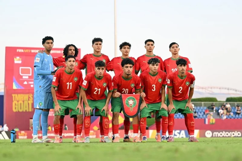u17-mondial-qatar-7 | MCG24 | موقع إلكتروني مغربي شامل متجدد على مدار الساعة صورة لاعبي المنتخب المغربي لأقل من 17 سنة يحتفلون بعد تأهلهم للدور الموالي في كأس العالم قطر 2025