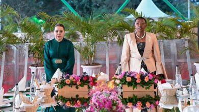 الأميرة للا أسماء خلال مأدبة عشاء رسمية بالقصر الرئاسي في نيروبي إلى جانب السيدة الأولى الكينية راشيل روتو