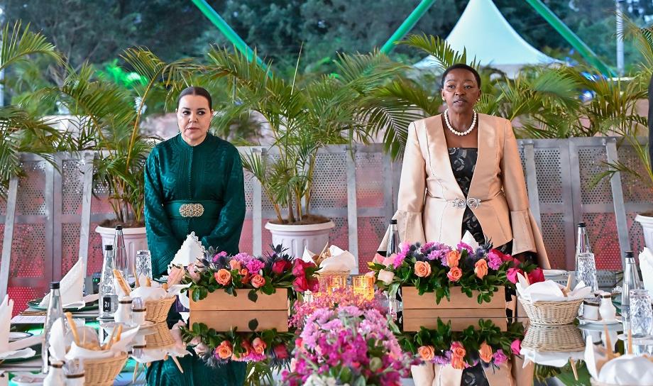 الأميرة للا أسماء خلال مأدبة عشاء رسمية بالقصر الرئاسي في نيروبي إلى جانب السيدة الأولى الكينية راشيل روتو
