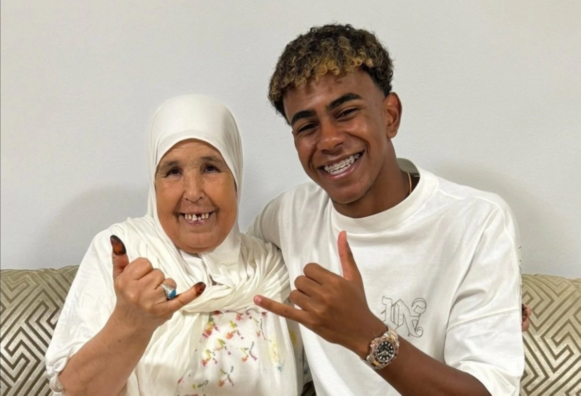 صورة لامين يامال نجم برشلونة مع جدته يتحدث عن رغبته في حمل قميص منتخب المغرب