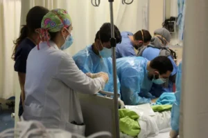 أطباء وممرضون
