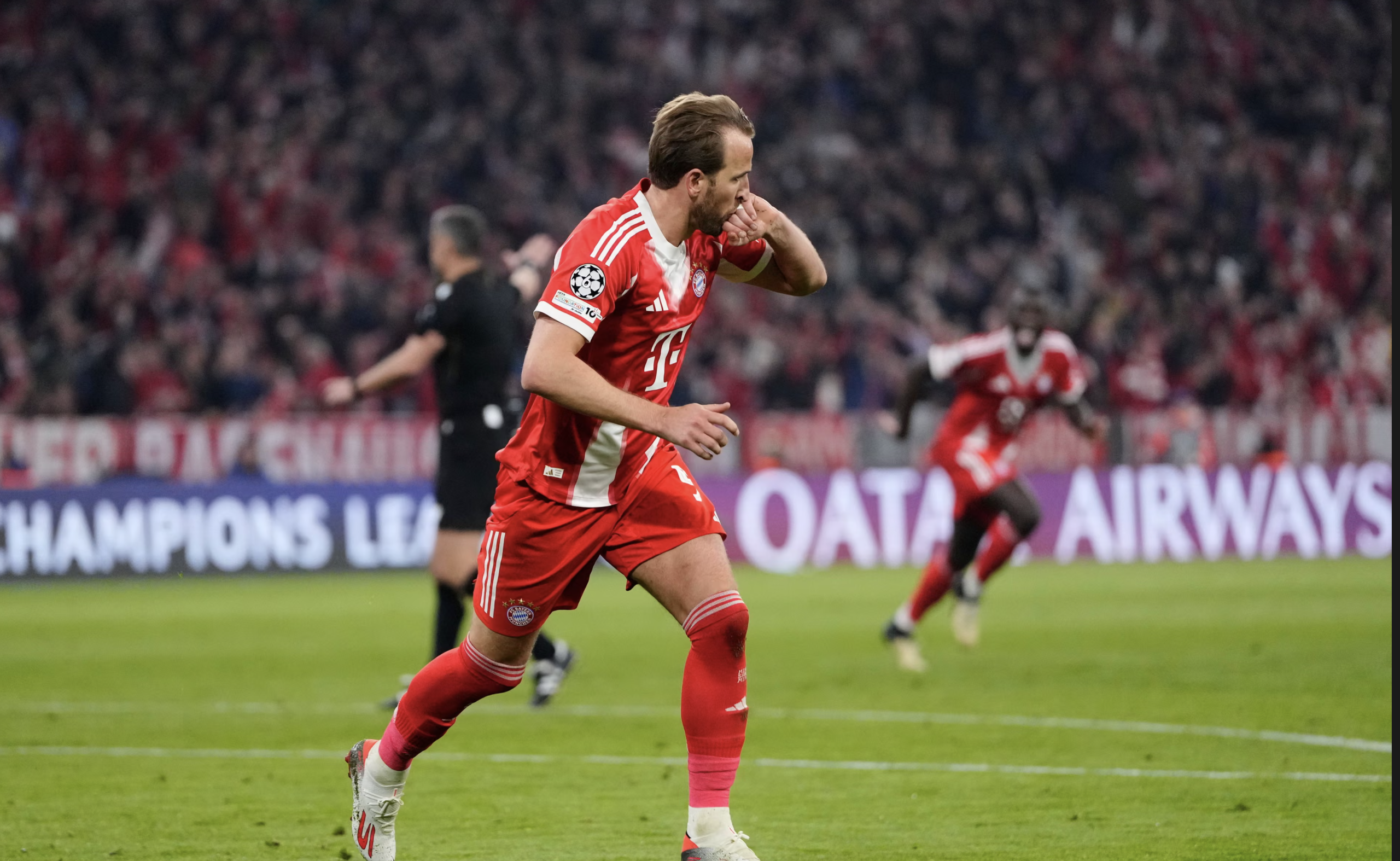 بايرن ميونيخ يحتفل بالتأهل إلى نصف نهائي دوري أبطال أوروبا بعد الفوز على ريال مدريد في ملعب أليانز أرينا.