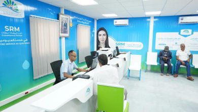 زبون يؤدي فاتورة الماء والكهرباء داخل وكالة تابعة للشركة الجهوية متعددة الخدمات الدار البيضاء سطات.