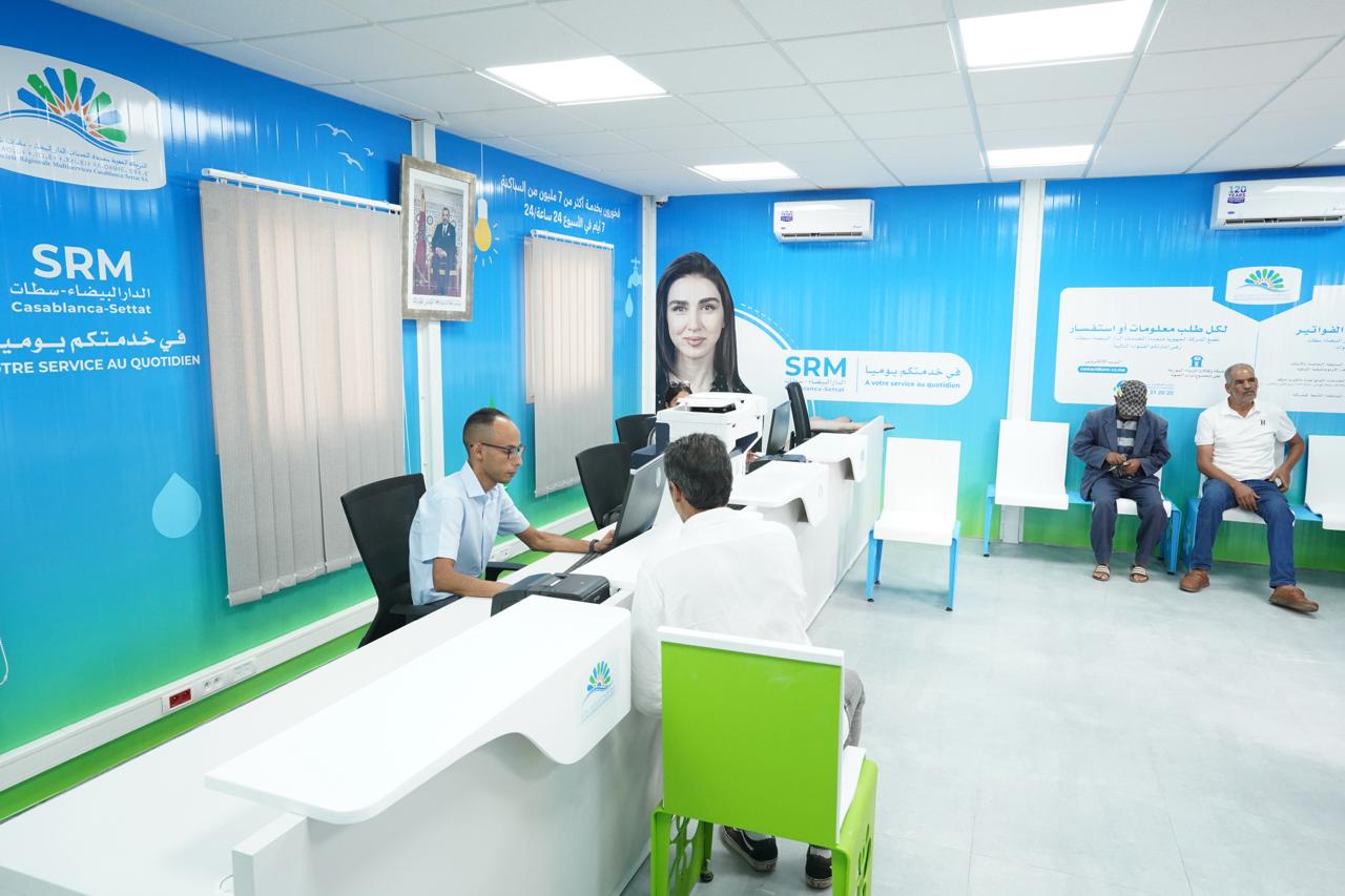 زبون يؤدي فاتورة الماء والكهرباء داخل وكالة تابعة للشركة الجهوية متعددة الخدمات الدار البيضاء سطات.