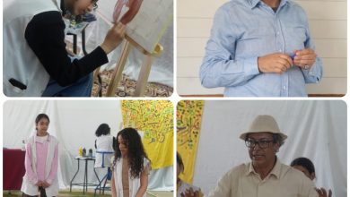 Young woman painting on an easel during a creative workshop uitvoeren.