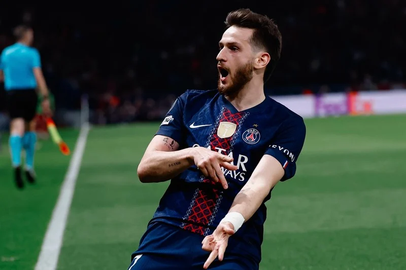 و باريس سان جرمان يحتفلون بهدف أمام ليفربول في دوري أبطال أوروبا