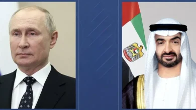 1000608_0jpeg | MCG24 | موقع إلكتروني مغربي شامل متجدد على مدار الساعة Split-screen image of two world leaders: a man in a suit on the left and a man in traditional Gulf dress on the right, with flags behind them.