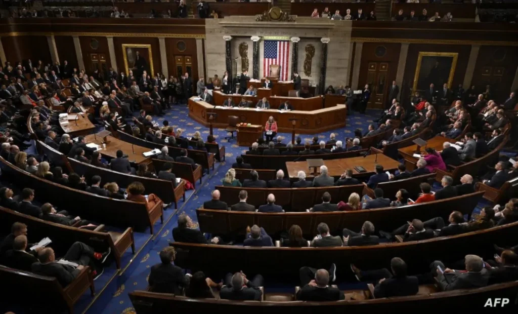 1424125jpeg | MCG24 | موقع إلكتروني مغربي شامل متجدد على مدار الساعة Full view of a legislative chamber with a central dais, American flag, and rows of seated lawmakers