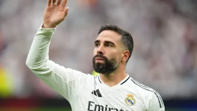 214918 | MCG24 | موقع إلكتروني مغربي شامل متجدد على مدار الساعة Bearded soccer player in a Real Madrid jersey waves to the crowd.