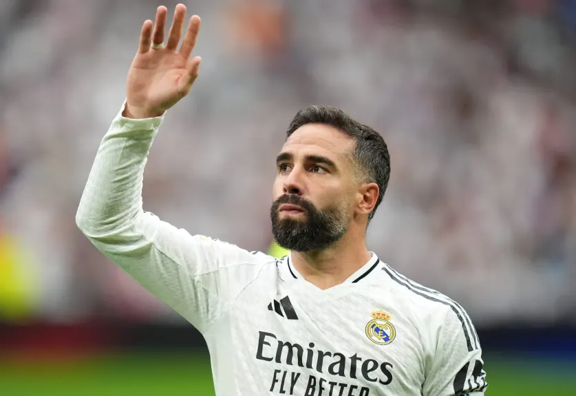 214918 | MCG24 | موقع إلكتروني مغربي شامل متجدد على مدار الساعة Bearded soccer player in a Real Madrid jersey waves to the crowd.