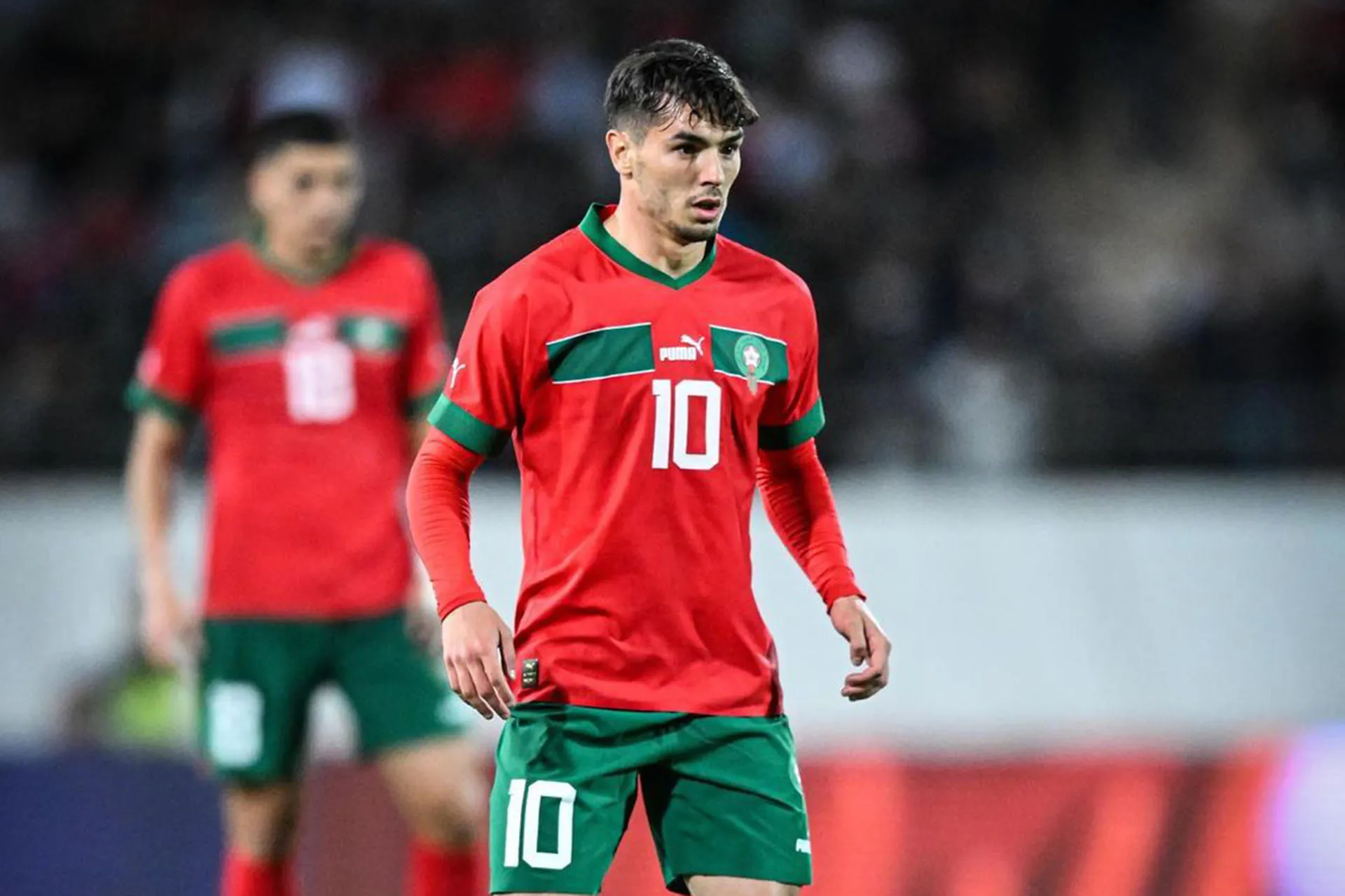 434205_n-1711198461 | MCG24 | موقع إلكتروني مغربي شامل متجدد على مدار الساعة Soccer player in a red jersey with the number 10 and green shorts on a pitch during a match.