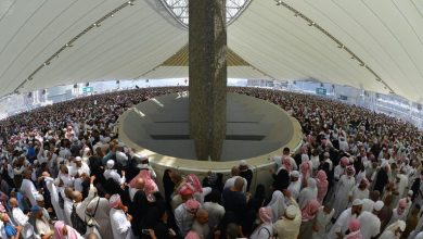 62c903d44c59b71a5e236fb3 | MCG24 | موقع إلكتروني مغربي شامل متجدد على مدار الساعة Large crowd of pilgrims in white garments surrounding a central tree trunk inside a circular barrier under a large tent.