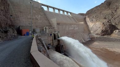 64e745e878358 | MCG24 | موقع إلكتروني مغربي شامل متجدد على مدار الساعة A concrete dam spouting a powerful jet of water through a spillway, with rocky terrain and a road along the left side.