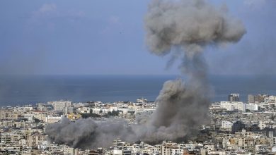 6738ded6423604091d266d72 | MCG24 | موقع إلكتروني مغربي شامل متجدد على مدار الساعة Large plume of smoke rising over a densely built coastal city, likely from an explosion near the shore.