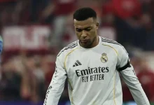 69f723cc466c6991f33098e6_default | MCG24 | موقع إلكتروني مغربي شامل متجدد على مدار الساعة Real Madrid player in a white kit with Emirates Fly Better on the chest, wearing a captain's armband during a match.