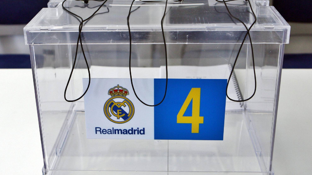 Transparent ballot box with Real Madrid crest and a blue panel showing the number 4 on a yellow font