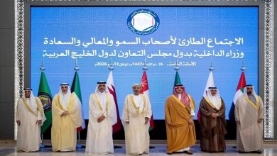 6a047f144c59b702916326ea | MCG24 | موقع إلكتروني مغربي شامل متجدد على مدار الساعة Group of dignitaries in traditional Gulf attire standing on stage for a diplomatic summit with a blue backdrop and Arabic text behind them.