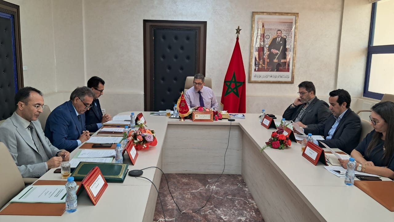 IMG-20260522-WA0111 | MCG24 | موقع إلكتروني مغربي شامل متجدد على مدار الساعة Formal meeting in progress with eight officials seated around a U-shaped conference table; Moroccan flag behind the head chair.