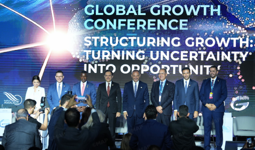 MAP05489452 | MCG24 | موقع إلكتروني مغربي شامل متجدد على مدار الساعة Dignitaries on stage at a Global Growth Conference; photographers in the foreground, backdrop displays the conference slogan.
