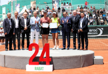 Nouveau-projet132 | MCG24 | موقع إلكتروني مغربي شامل متجدد على مدار الساعة Officials and players on a podium at a tennis court ceremony in Rabat; two women hold certificates flanked by suited men, large red 24 sign in front.