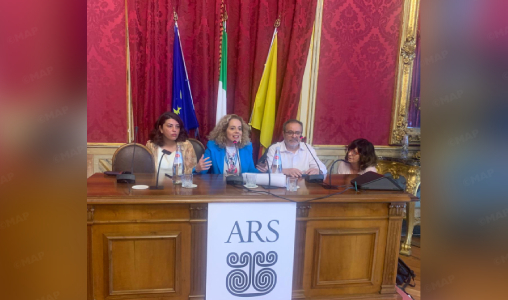 Palerme_jpg | MCG24 | موقع إلكتروني مغربي شامل متجدد على مدار الساعة Panel of four speakers seated at a wooden desk in a formal press conference, ARS banner displayed below and flags behind them in an ornate red-and-gold room.