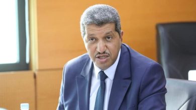 WhatsApp Image 2026-05-14 at 102401 | MCG24 | موقع إلكتروني مغربي شامل متجدد على مدار الساعة Man in a navy suit and light blue tie speaks during a meeting in a boardroom.