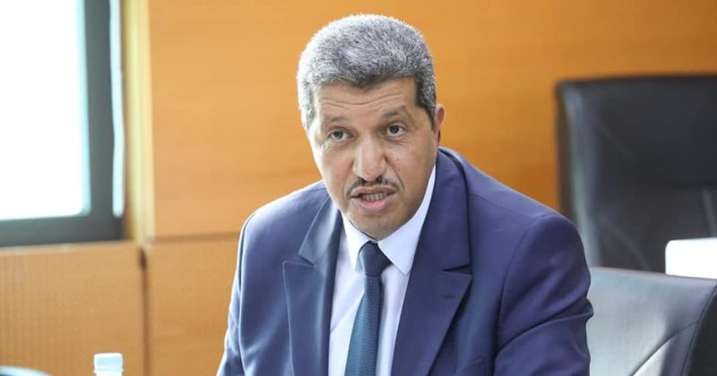 WhatsApp Image 2026-05-14 at 102401 | MCG24 | موقع إلكتروني مغربي شامل متجدد على مدار الساعة Man in a navy suit and light blue tie speaks during a meeting in a boardroom.
