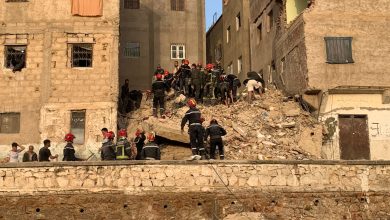 WhatsApp Image 2026-05-21 at 124842 | MCG24 | موقع إلكتروني مغربي شامل متجدد على مدار الساعة Rescue workers in red helmets search debris from a collapsed building amid urban rubble.