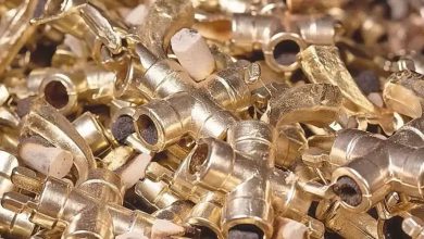 cuivre | MCG24 | موقع إلكتروني مغربي شامل متجدد على مدار الساعة Close-up of scattered brass plumbing fittings and connectors in a heap.