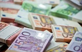 images 42 | MCG24 | موقع إلكتروني مغربي شامل متجدد على مدار الساعة Euro banknotes in several denominations (€500, €100, €50) scattered across a surface.